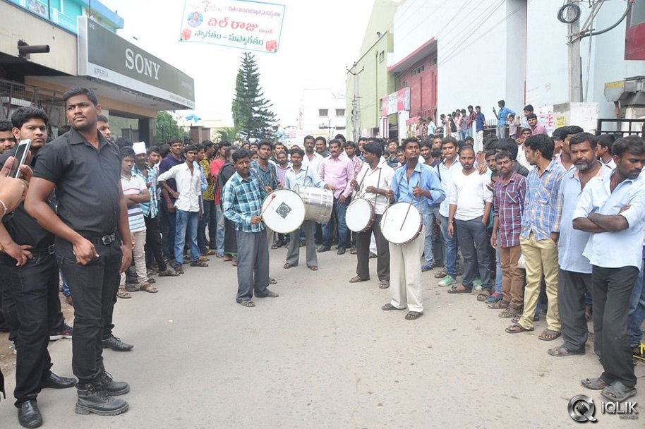 Pilla-Nuvvu-Leni-Jeevitham-Movie-Team-Visits-Viswanath-Theatre